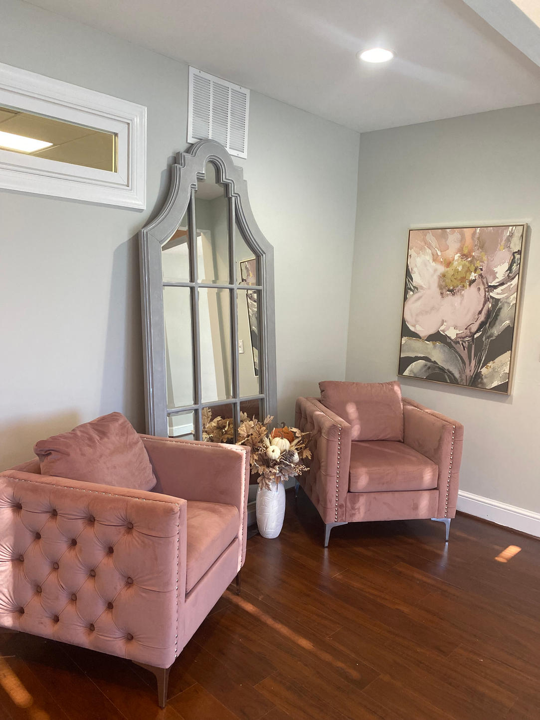 Blush lounge chairs in the Graceful Beautie welcome area